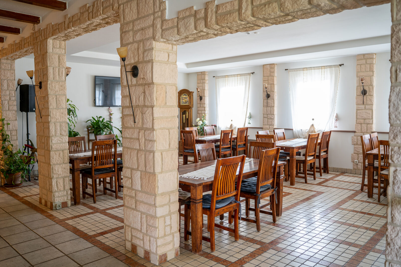 Restaurant with stone arches at the Eggersheimer Hof
